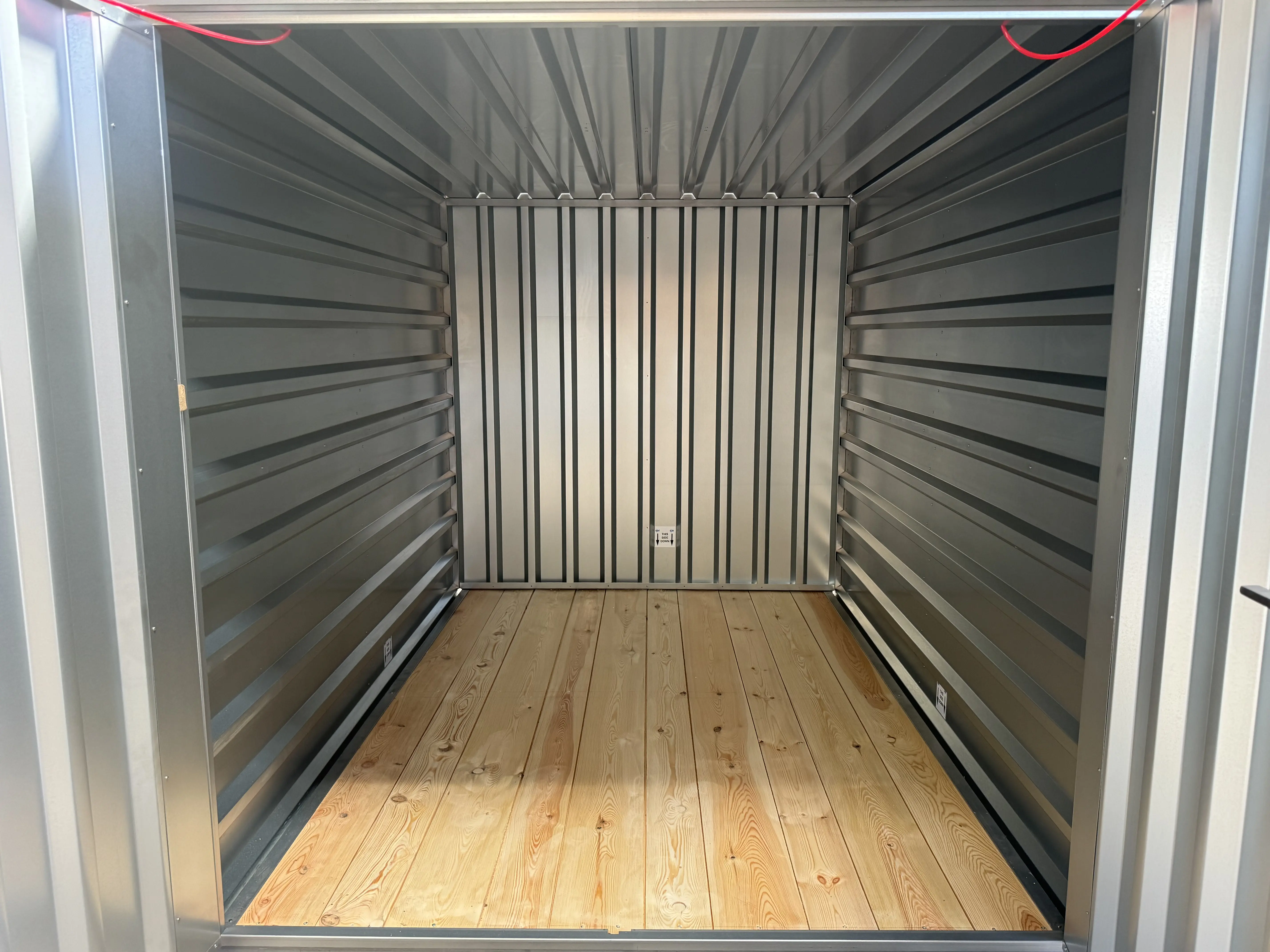 Kovobel Lagercontainer 3m Innenansicht mit Holzboden