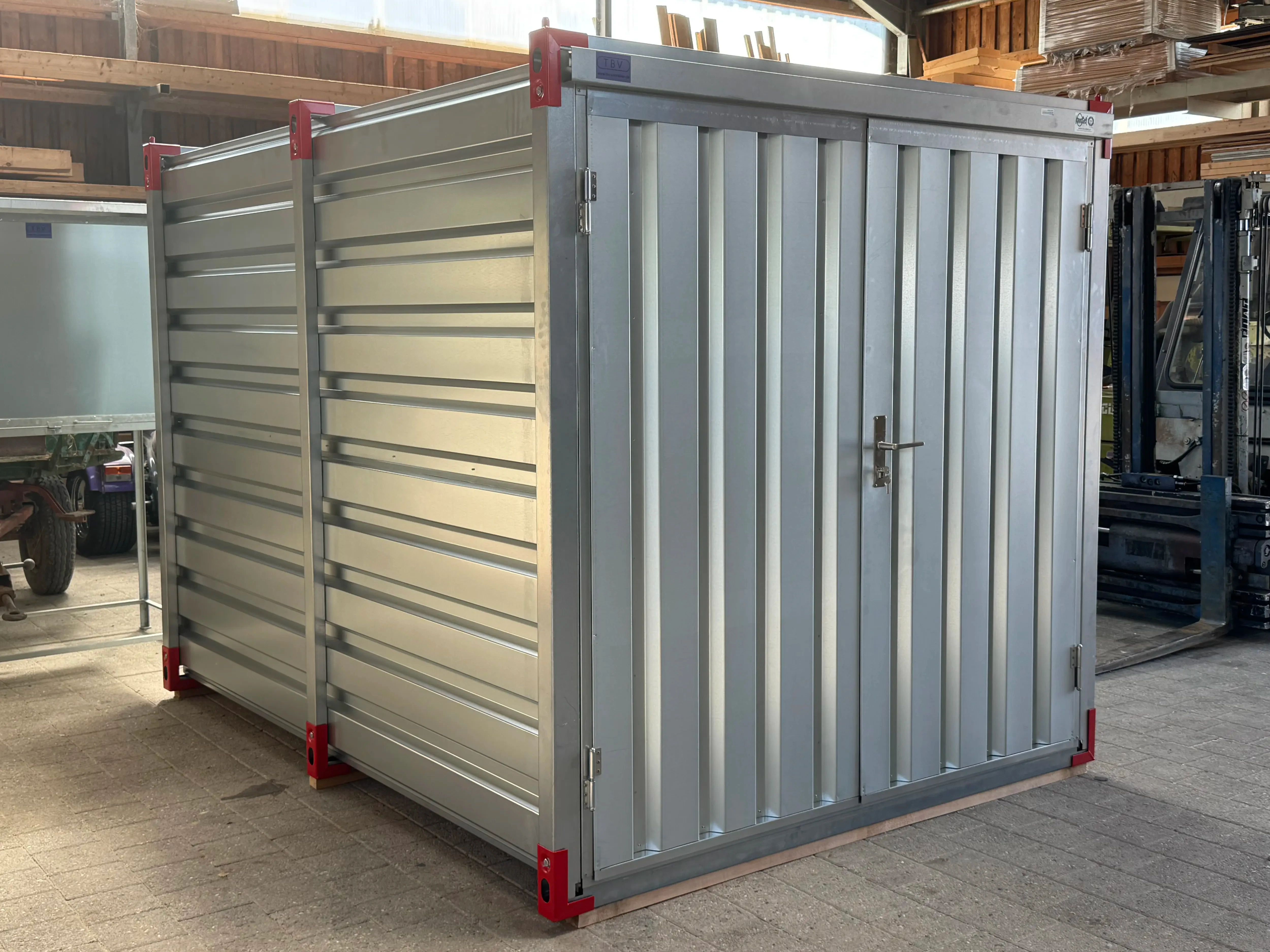 Kovobel Lagercontainer 3m aufgebaut in Schrägansicht