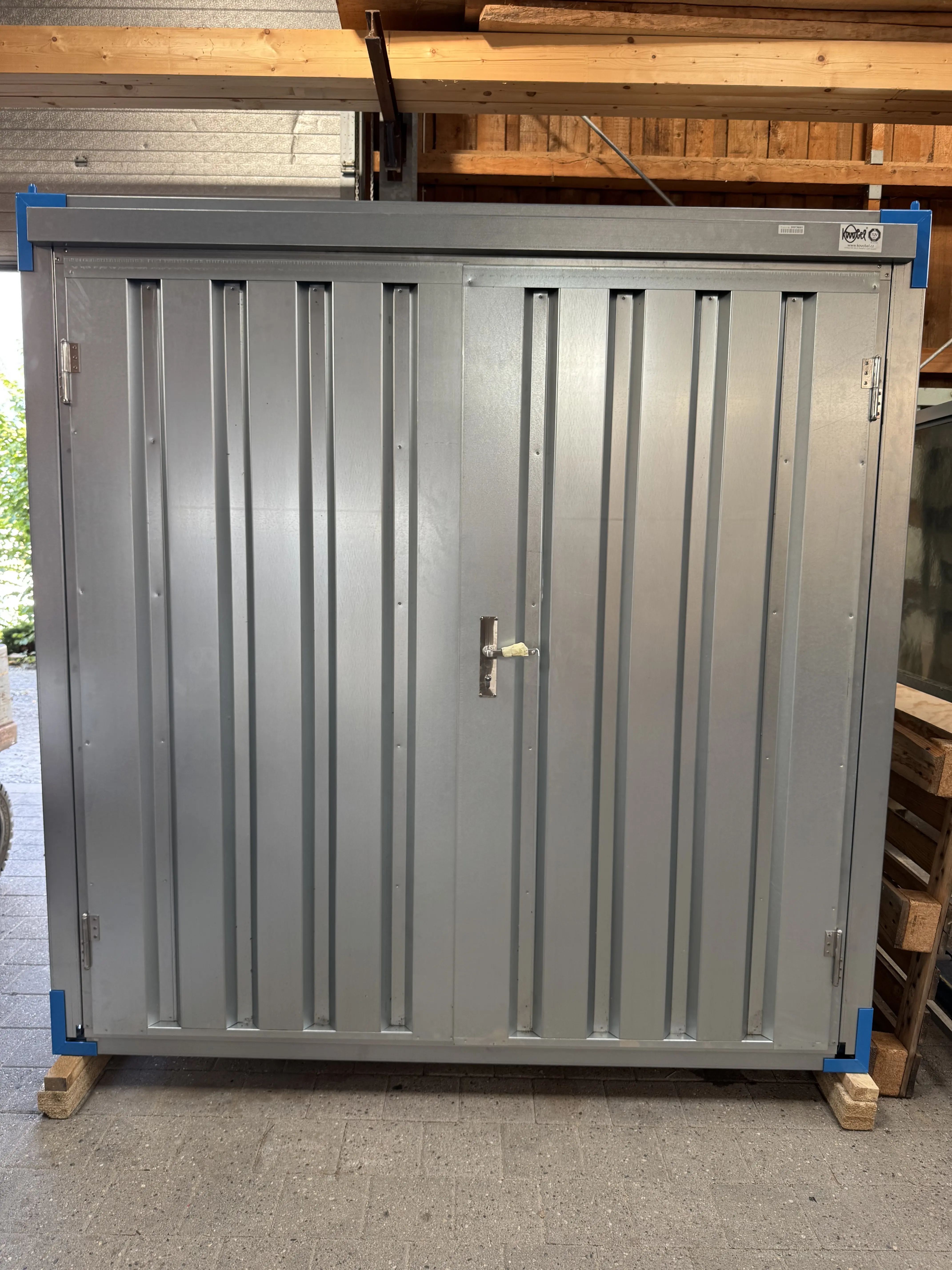 Kovobel Minicontainer 1,38 x 2,2 m aufgebaut Frontansicht mit Doppeltür