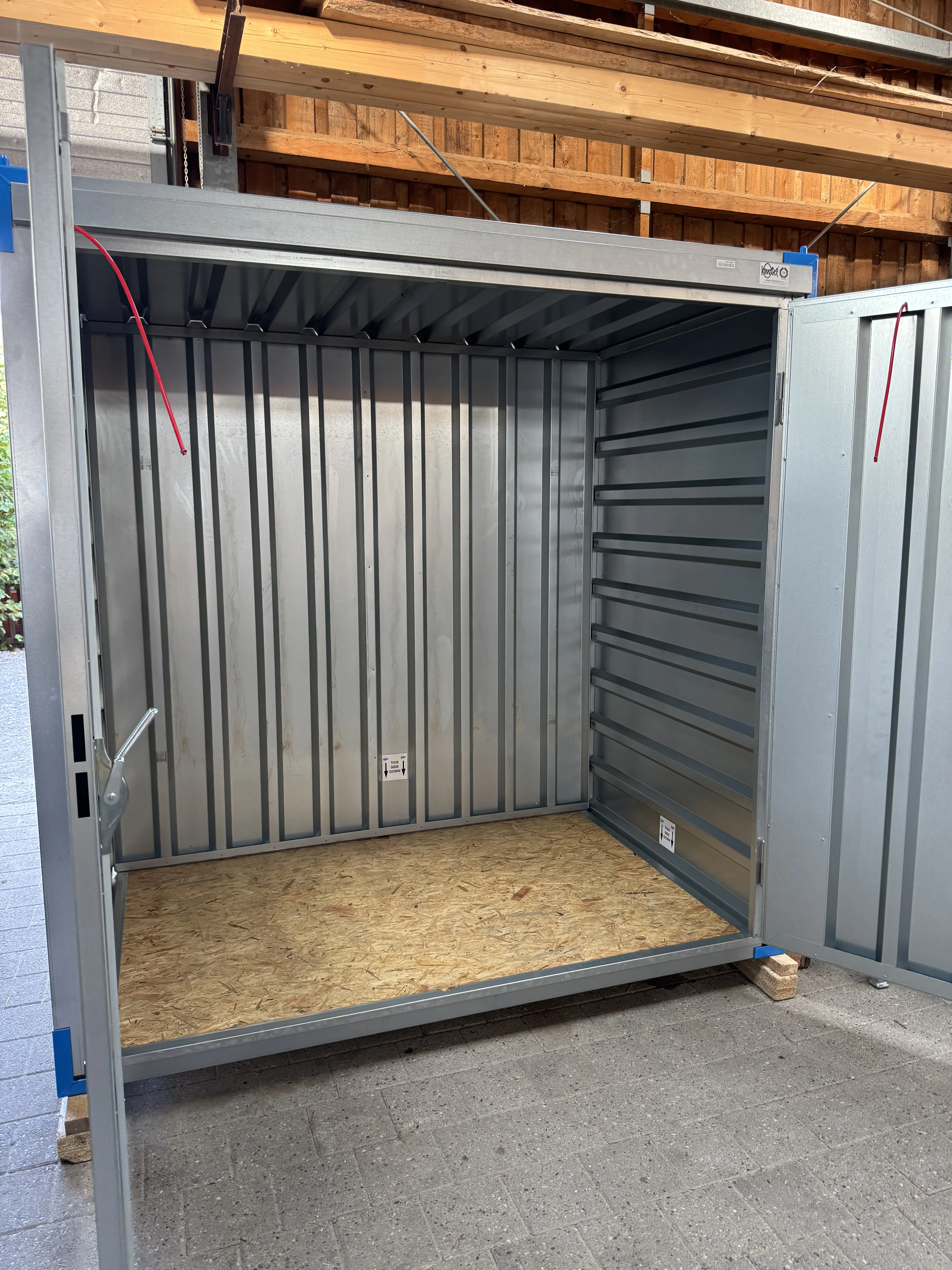 Kovobel Minicontainer 1,38 x 2,2 m mit geöffneter Doppeltür