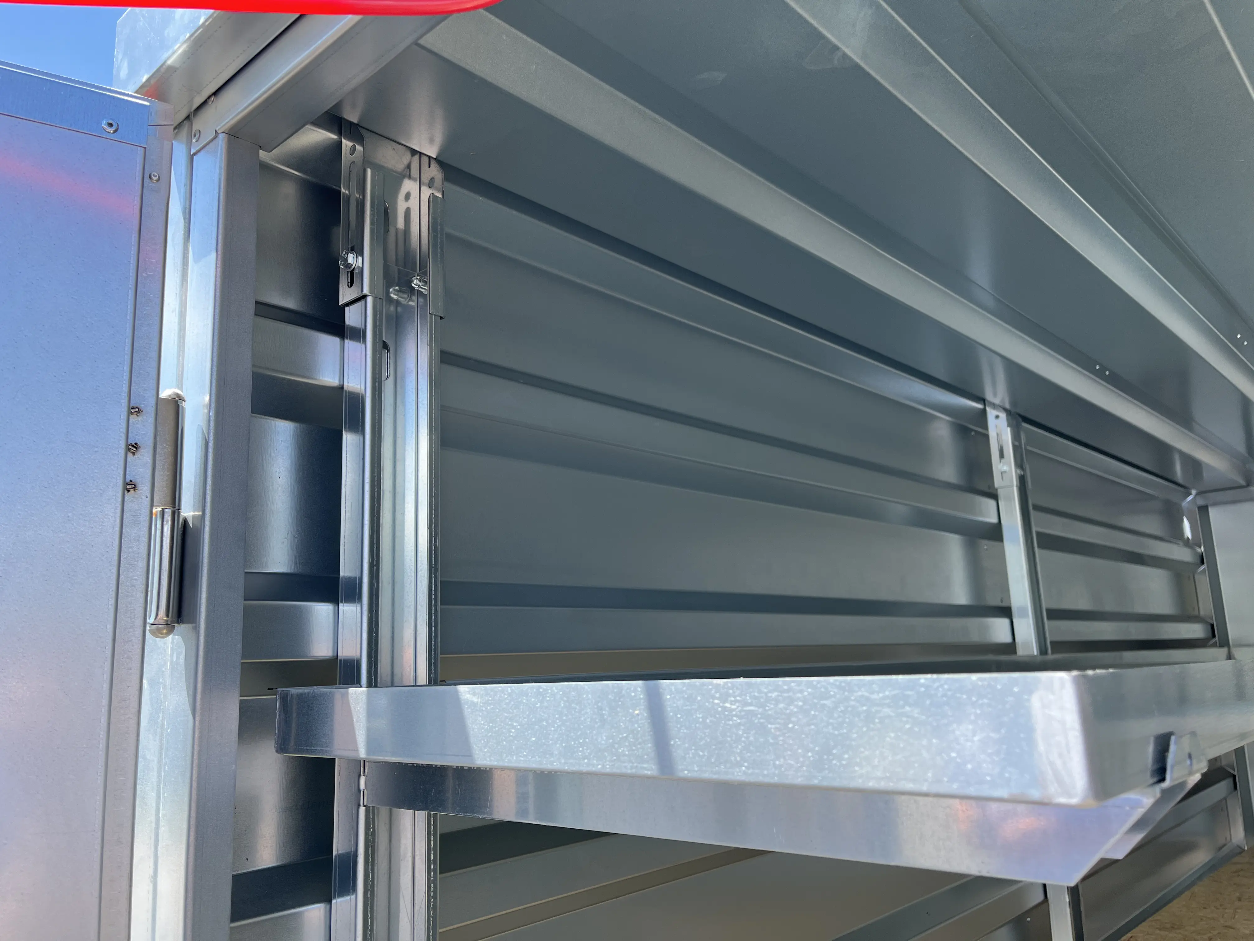 Regalständer in der Seitenwand des Kovobel Containers eingebaut